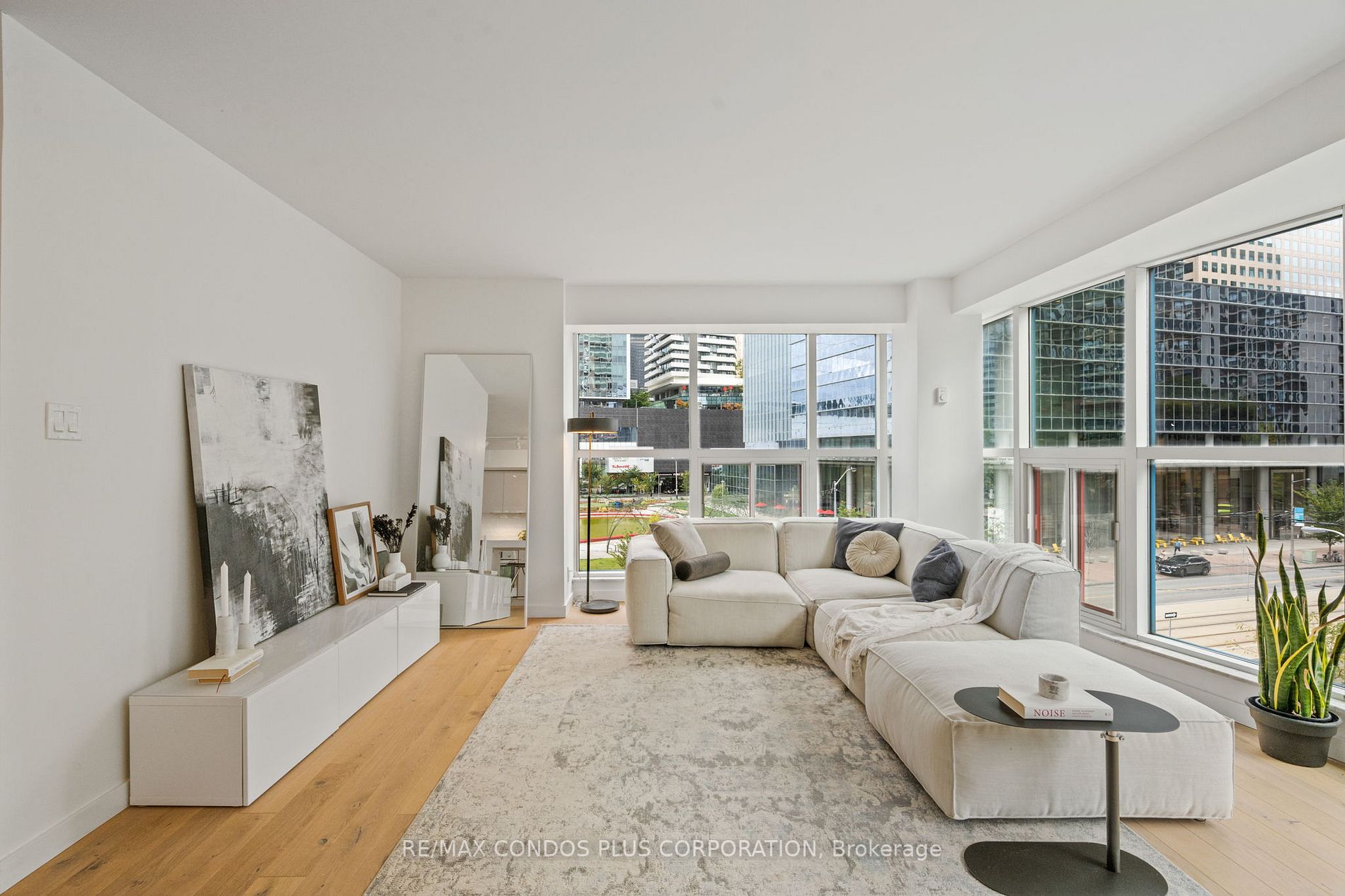 77 Harbour Sq, #502