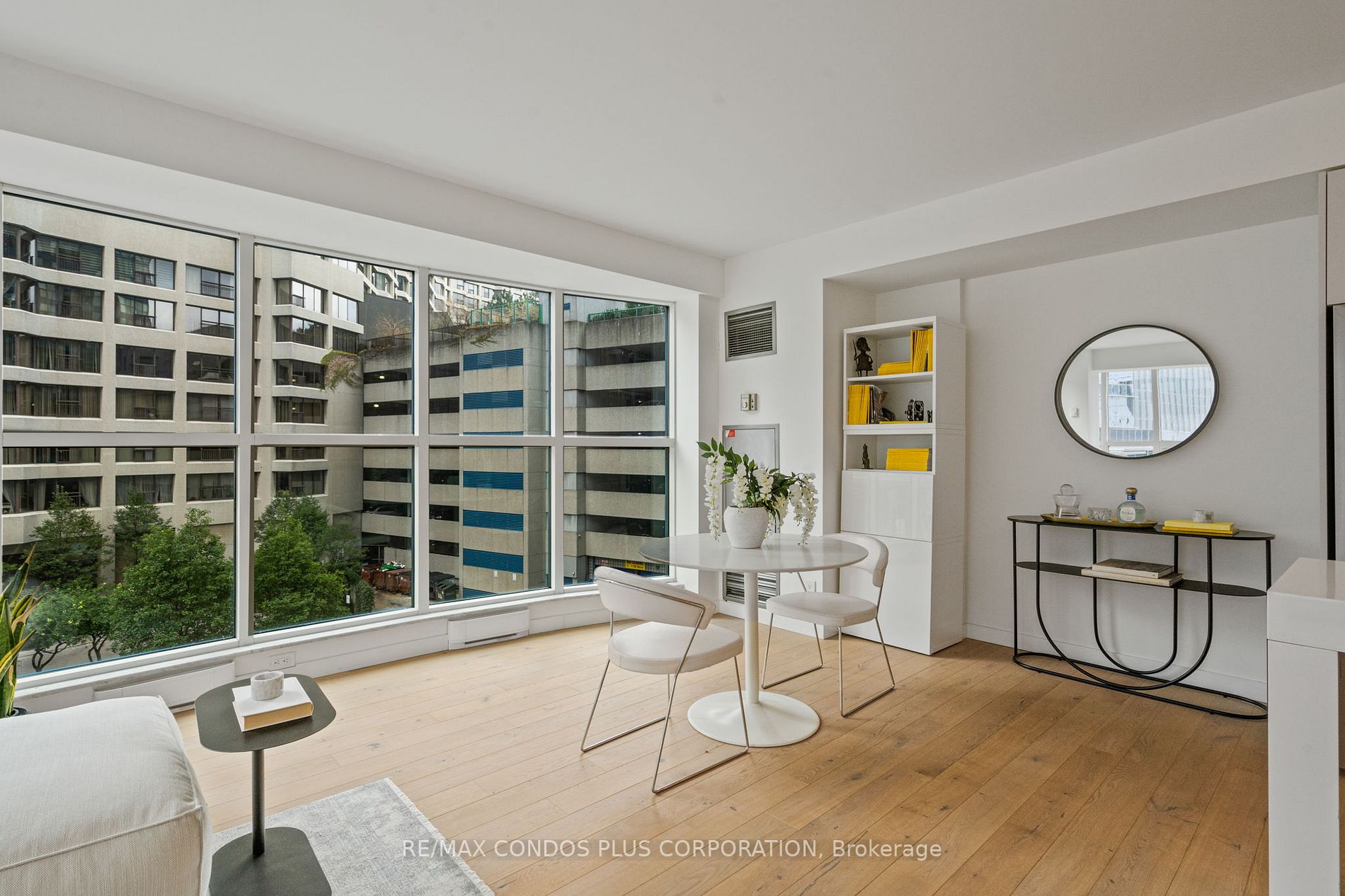 77 Harbour Sq, #502
