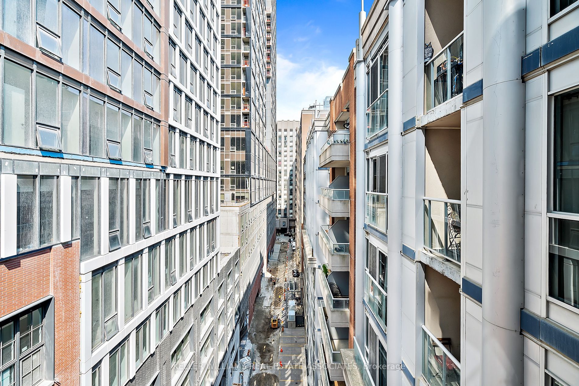 270 Wellington St W, #1120