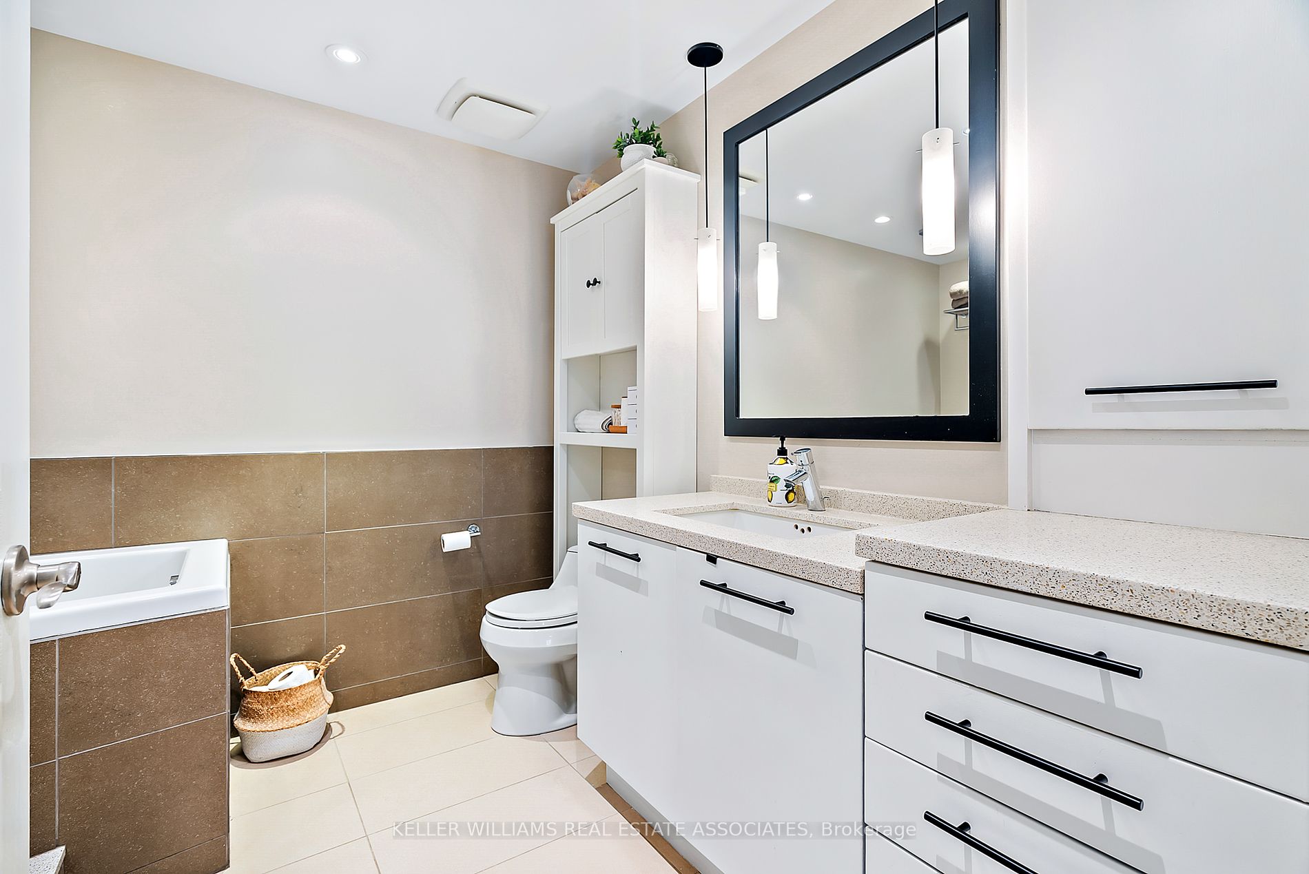270 Wellington St W, #1120