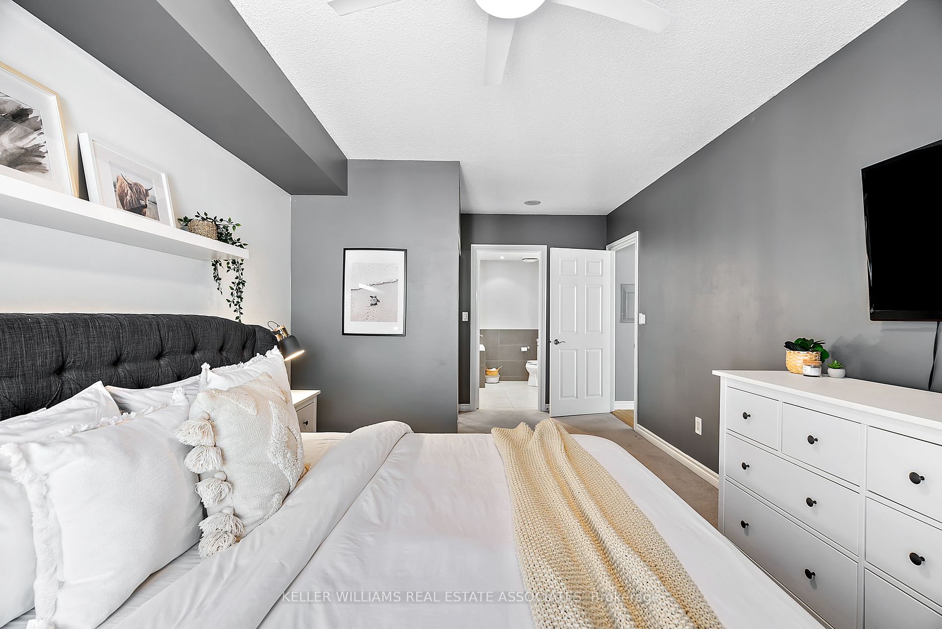 270 Wellington St W, #1120