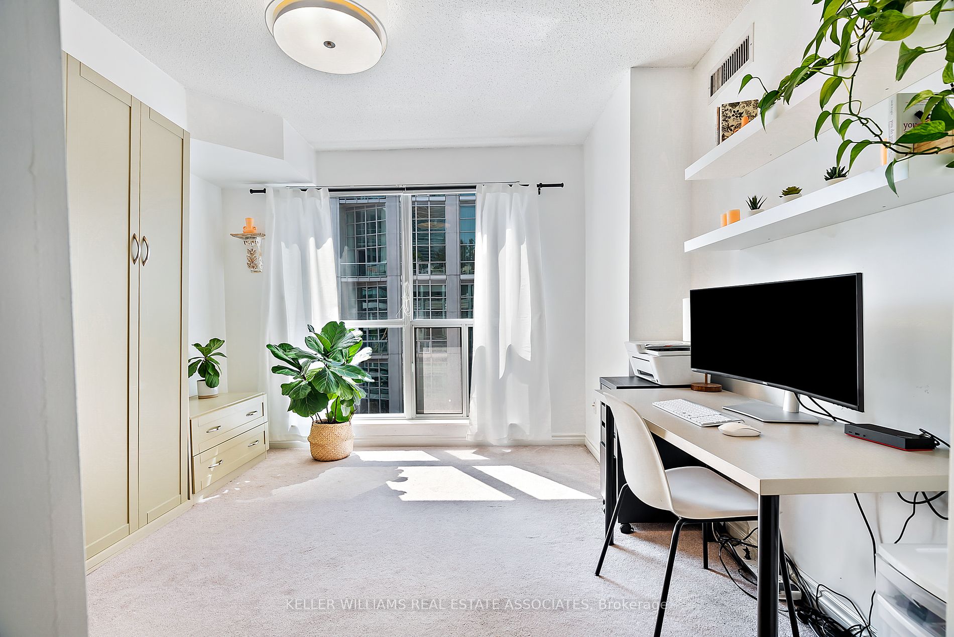 270 Wellington St W, #1120