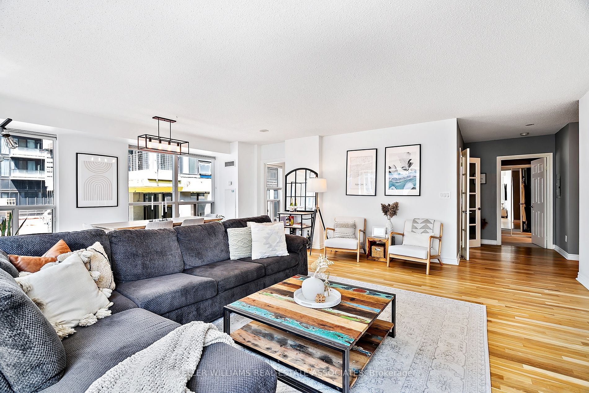 270 Wellington St W, #1120