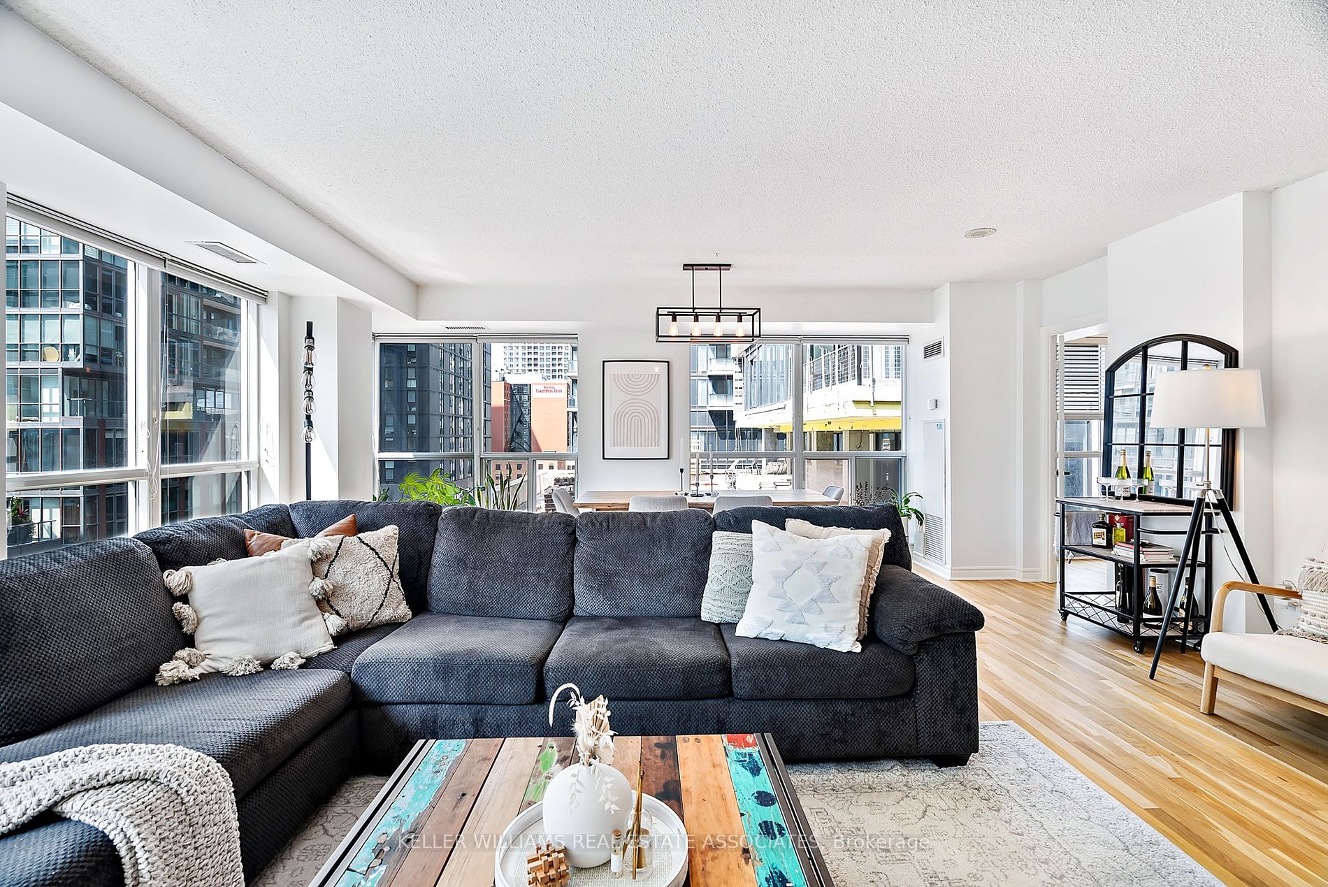 270 Wellington St W, #1120
