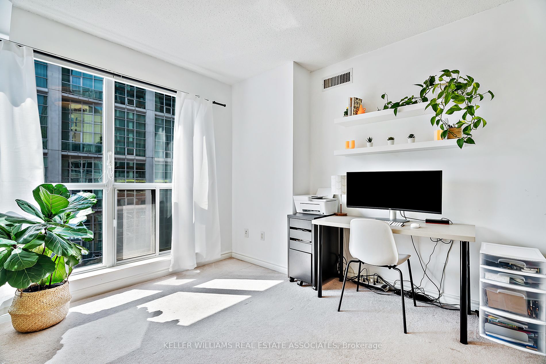 270 Wellington St W, #1120