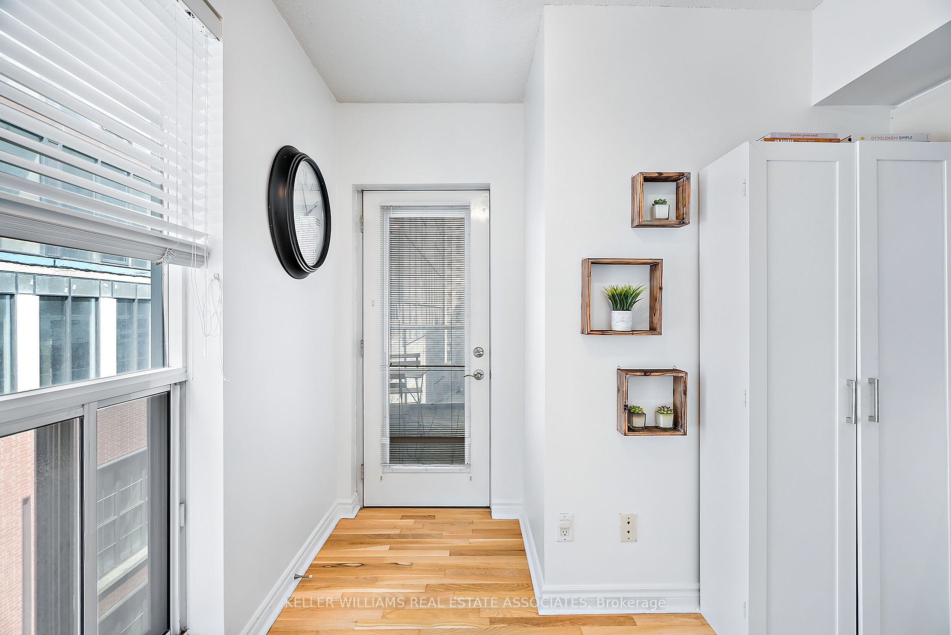 270 Wellington St W, #1120