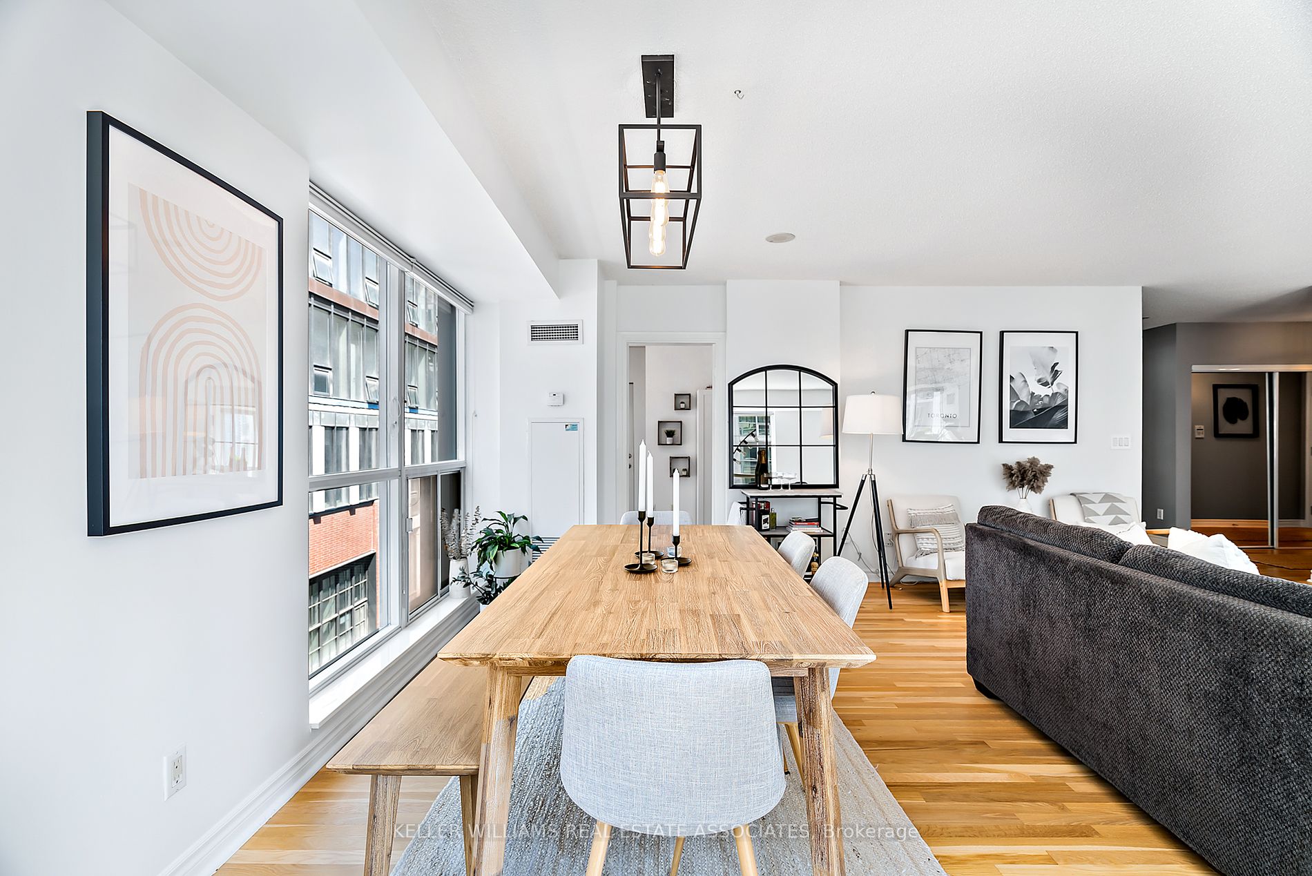 270 Wellington St W, #1120