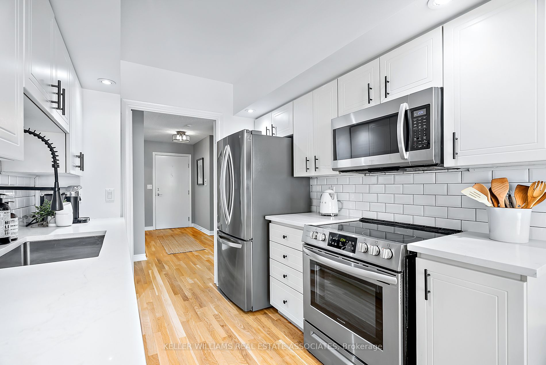 270 Wellington St W, #1120