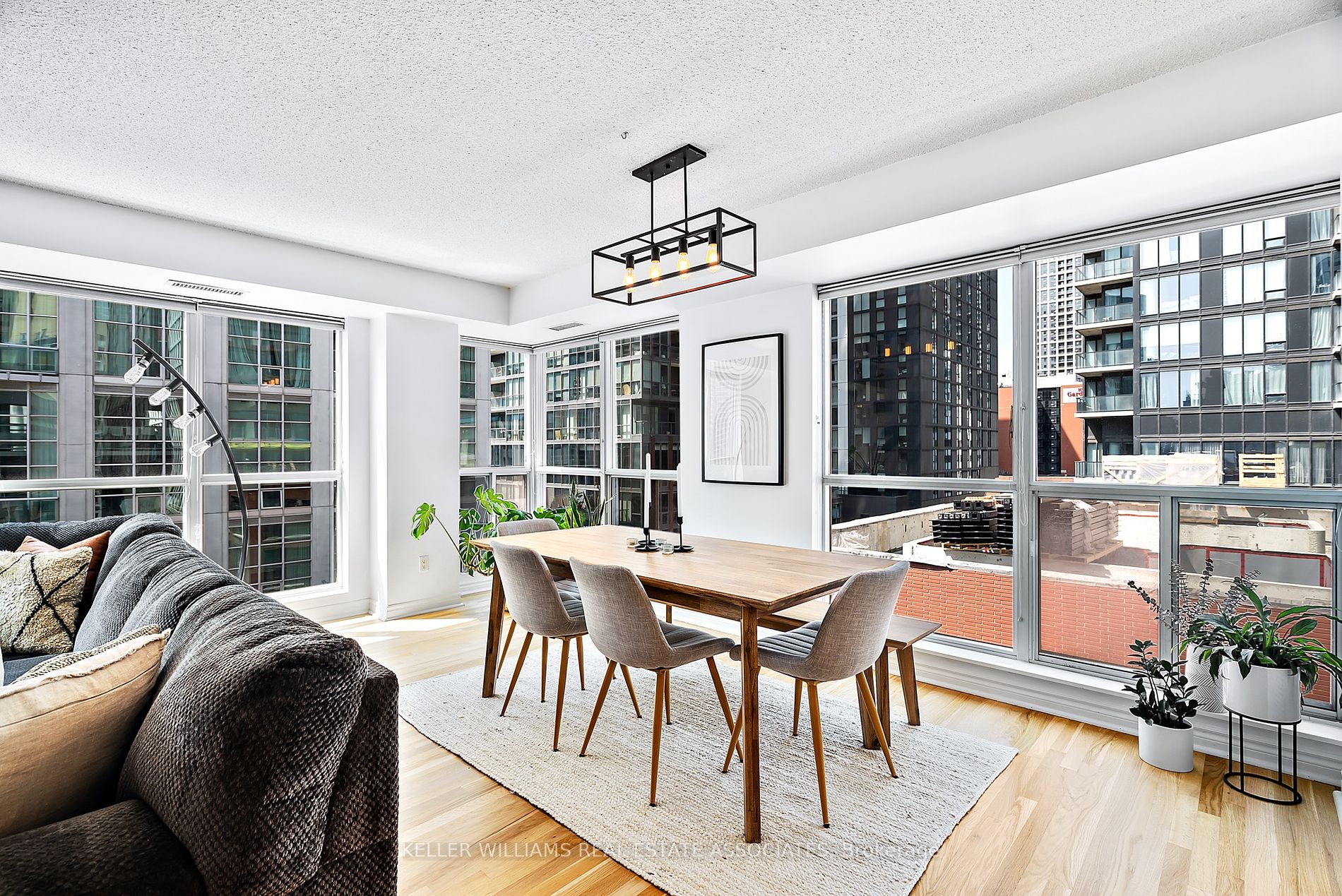 270 Wellington St W, #1120
