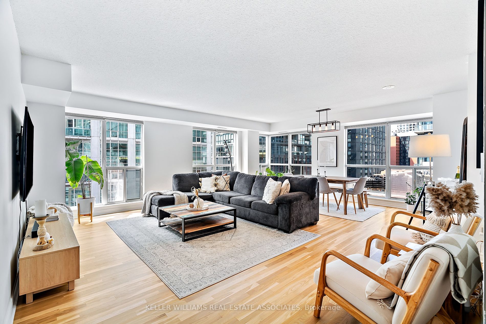 270 Wellington St W, #1120