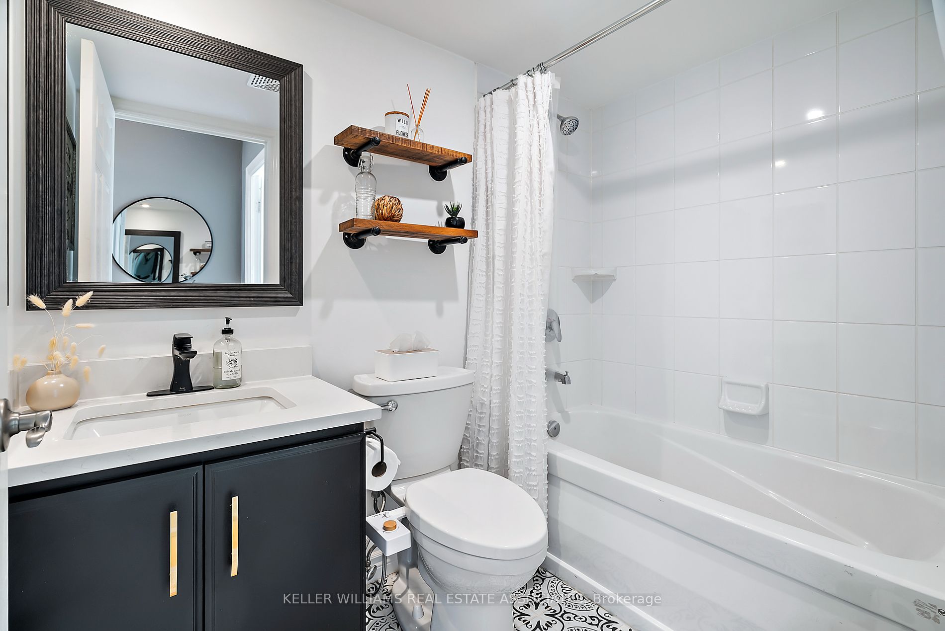 270 Wellington St W, #1120
