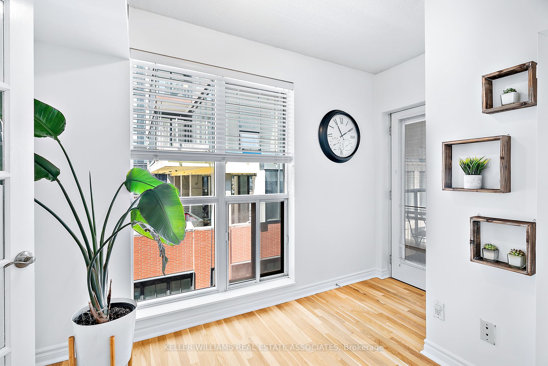 270 Wellington St W, #1120