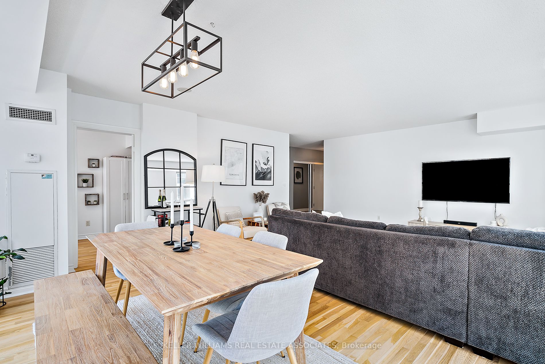 270 Wellington St W, #1120