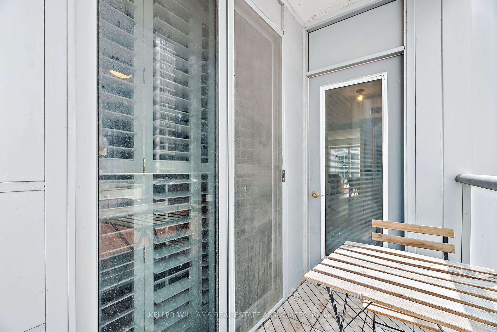 270 Wellington St W, #1120
