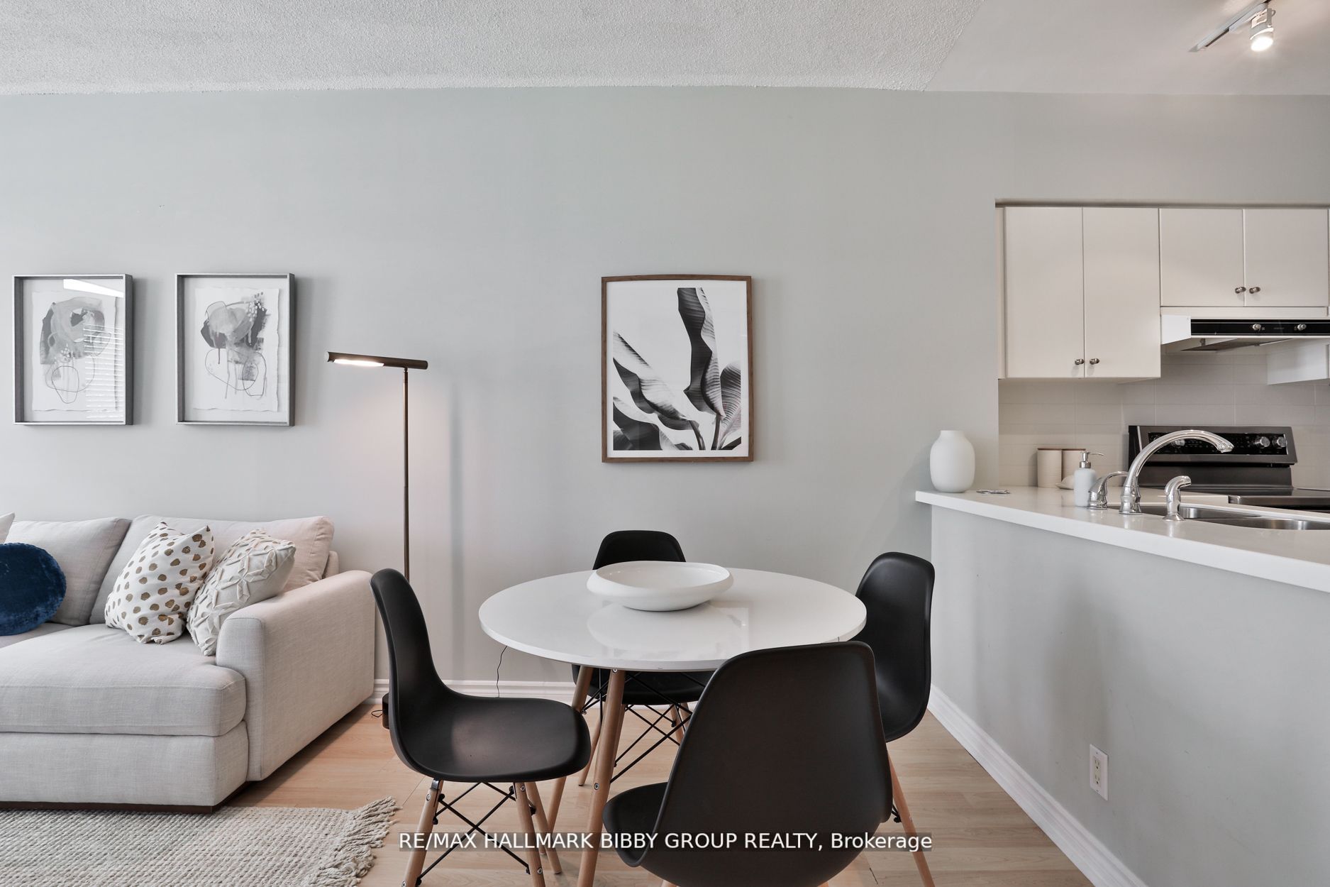 1 Deer Park Cres, #401