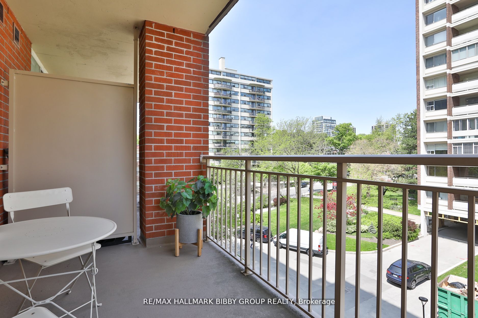 1 Deer Park Cres, #401