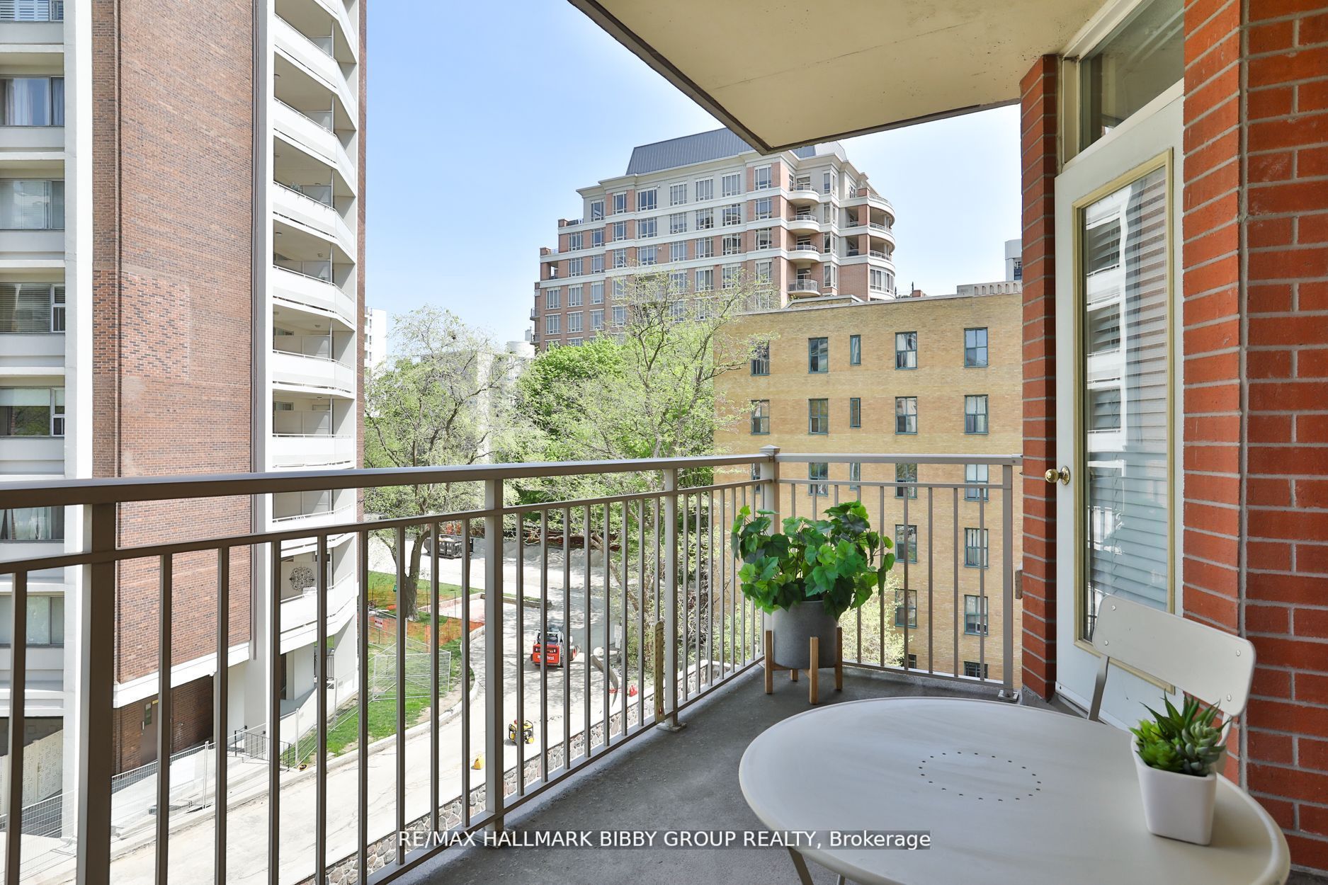 1 Deer Park Cres, #401