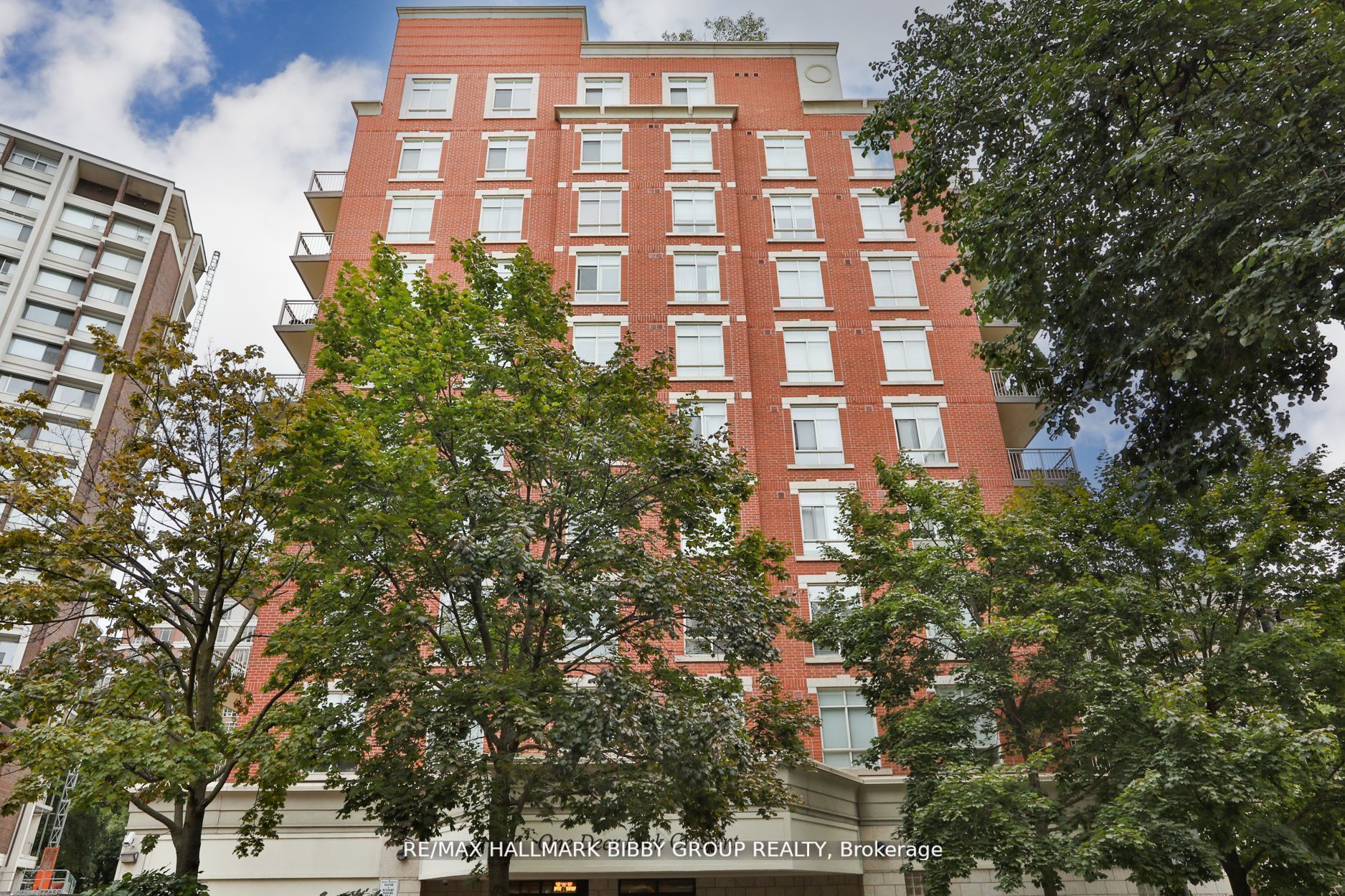 1 Deer Park Cres, #401