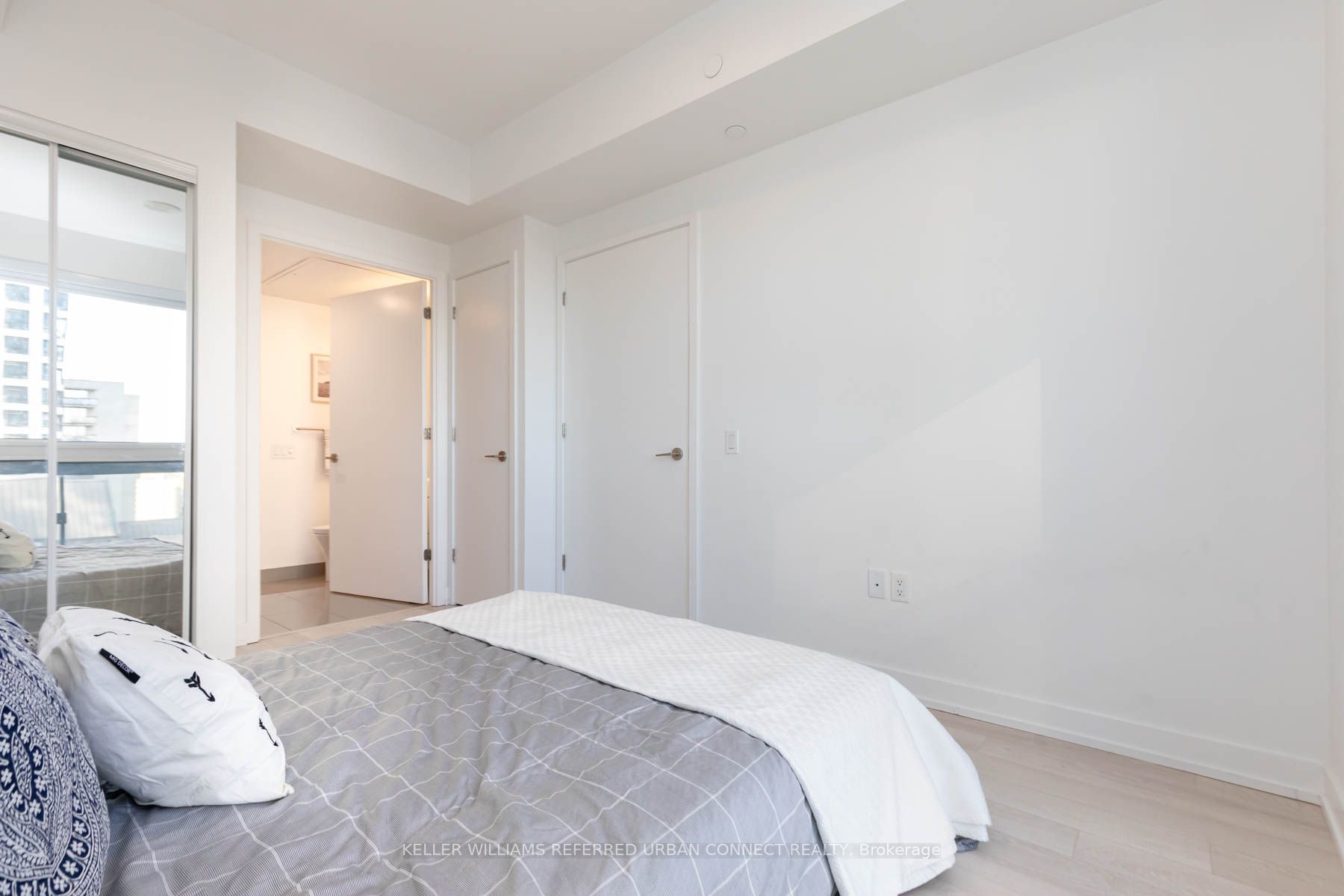 39 Roehampton Ave, #1101