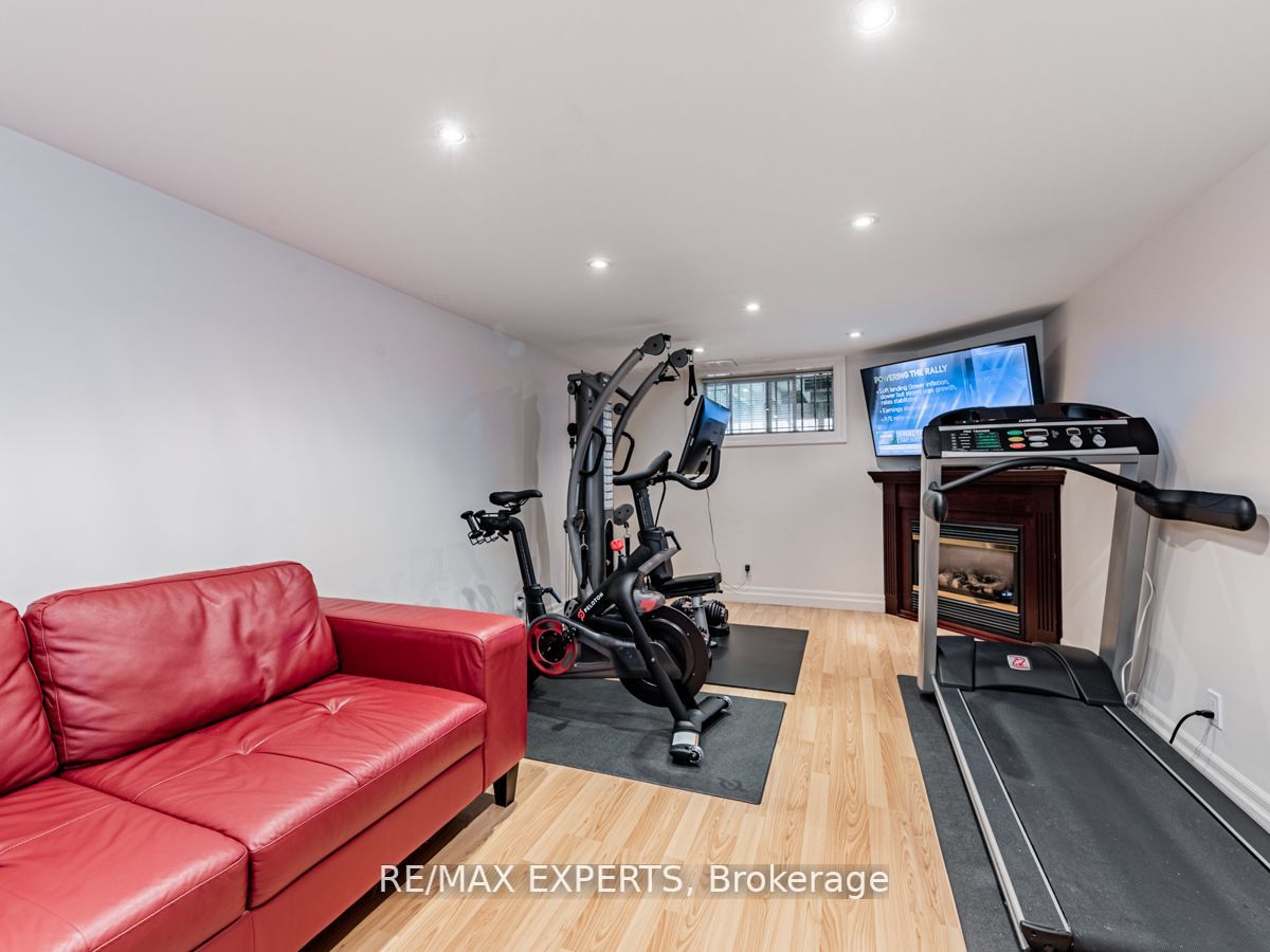 136 Chatsworth Dr