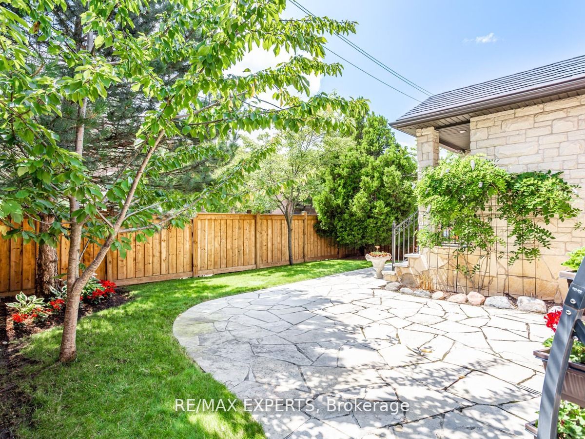 136 Chatsworth Dr