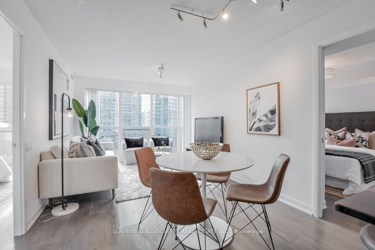 5168 Yonge St, #815