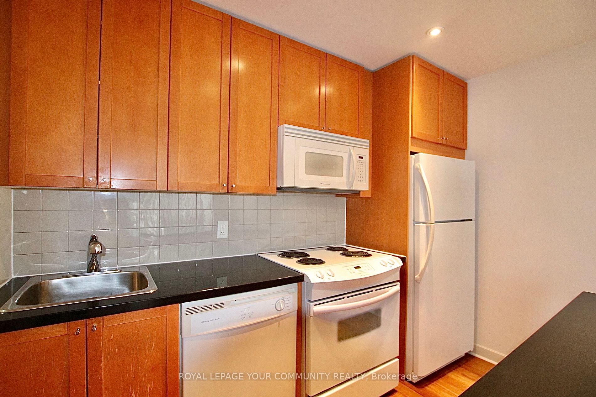 85 Bloor St E, #909