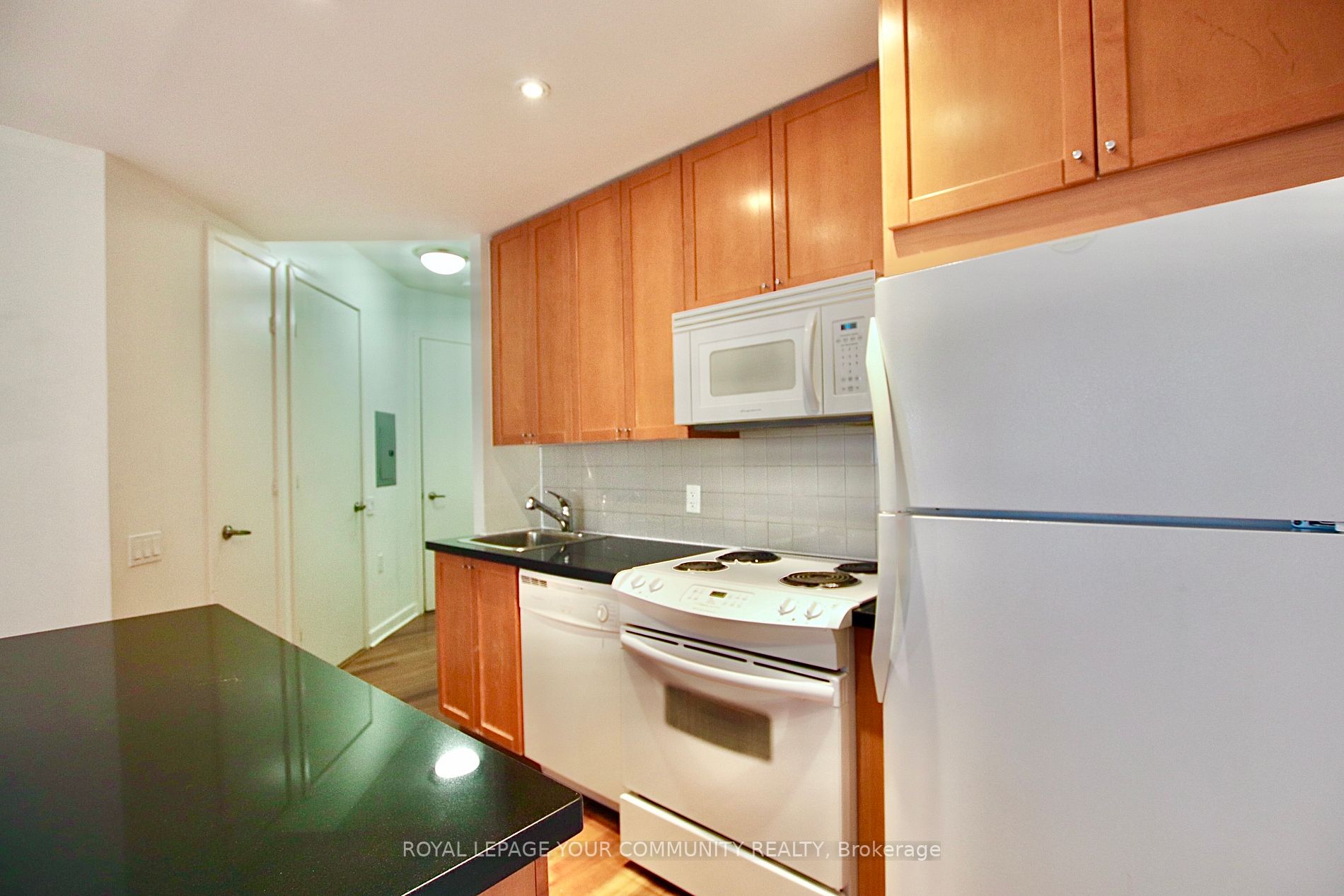 85 Bloor St E, #909