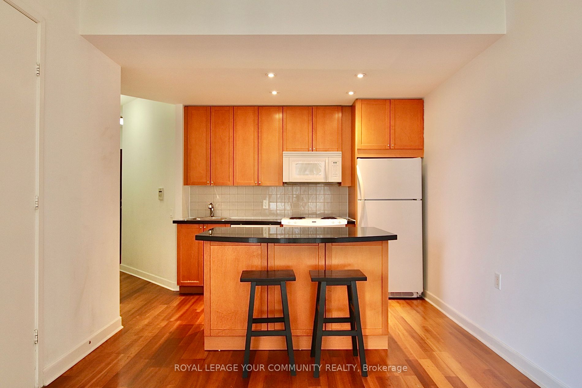85 Bloor St E, #909