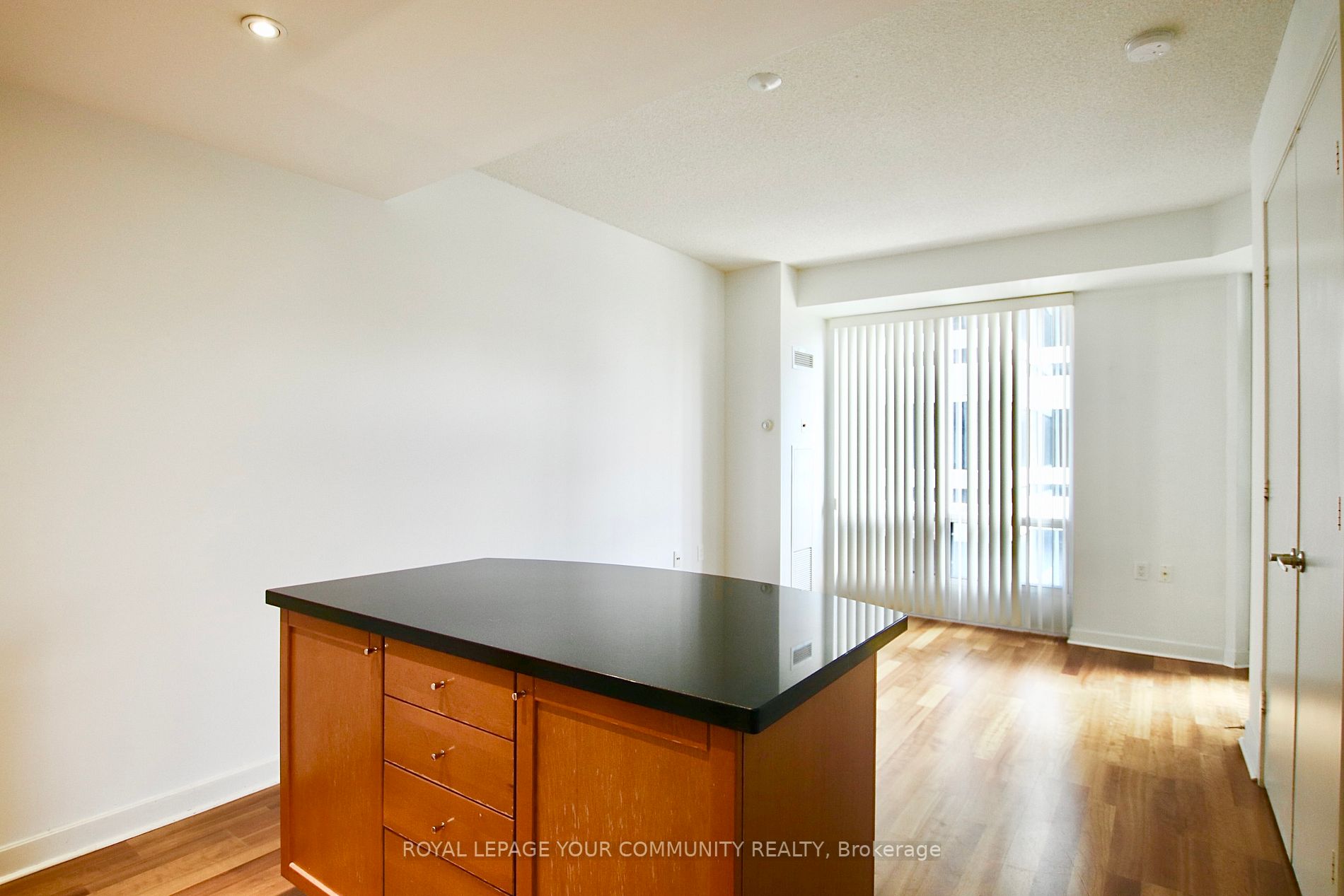 85 Bloor St E, #909