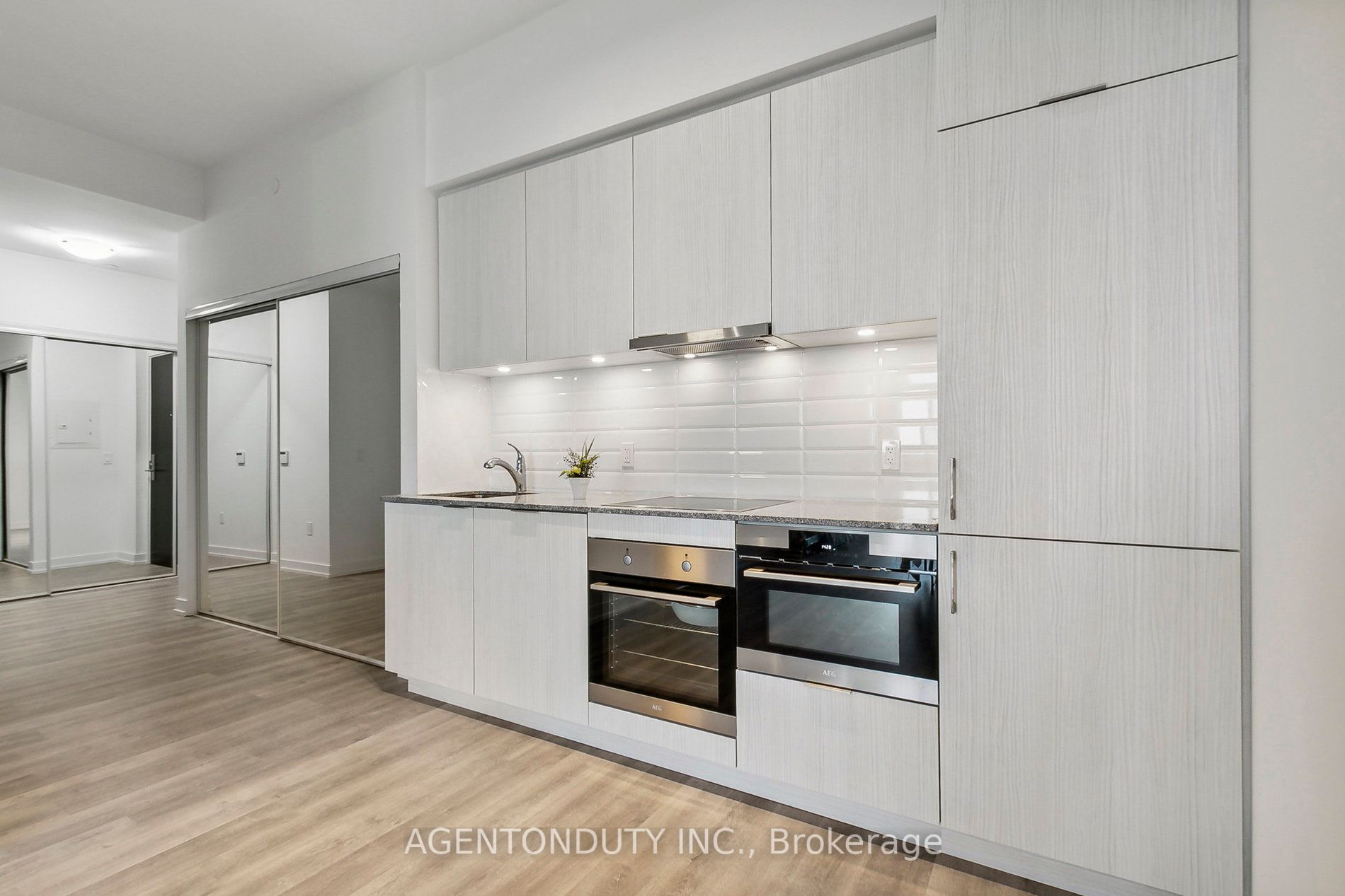158 Front St E, #1014