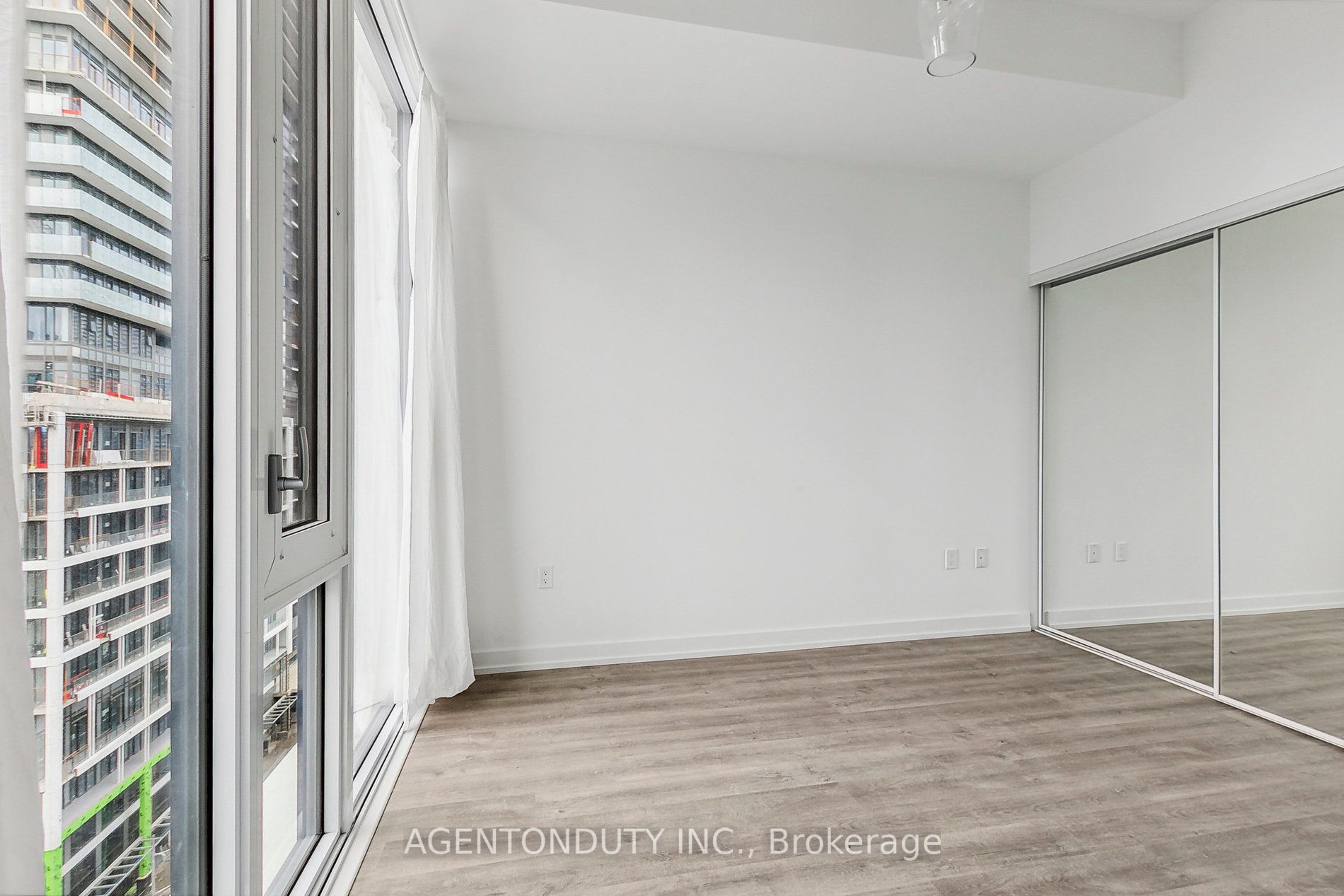 158 Front St E, #1014