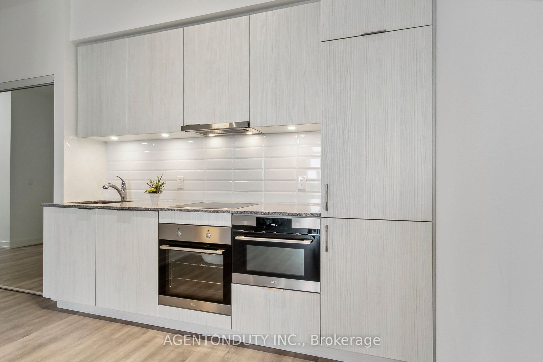 158 Front St E, #1014