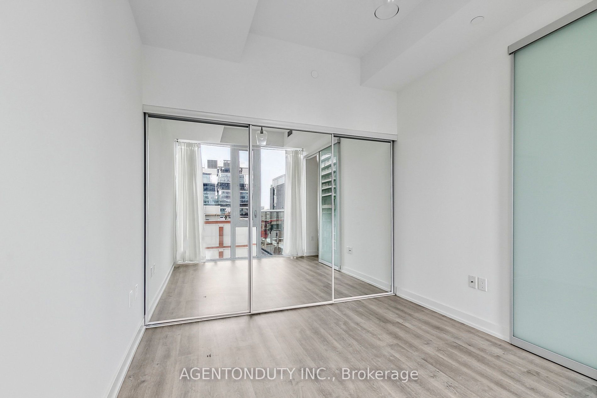 158 Front St E, #1014