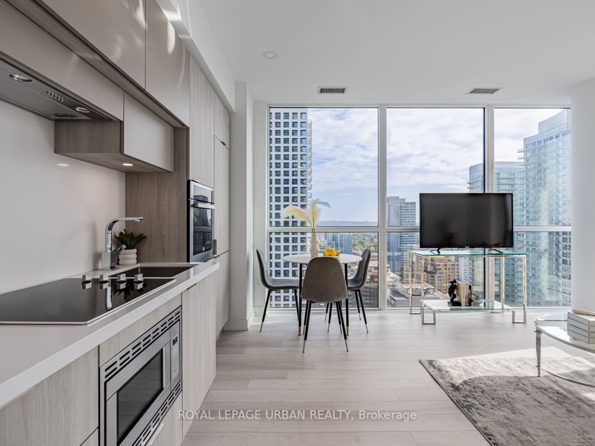 39 Roehampton Ave, #2303