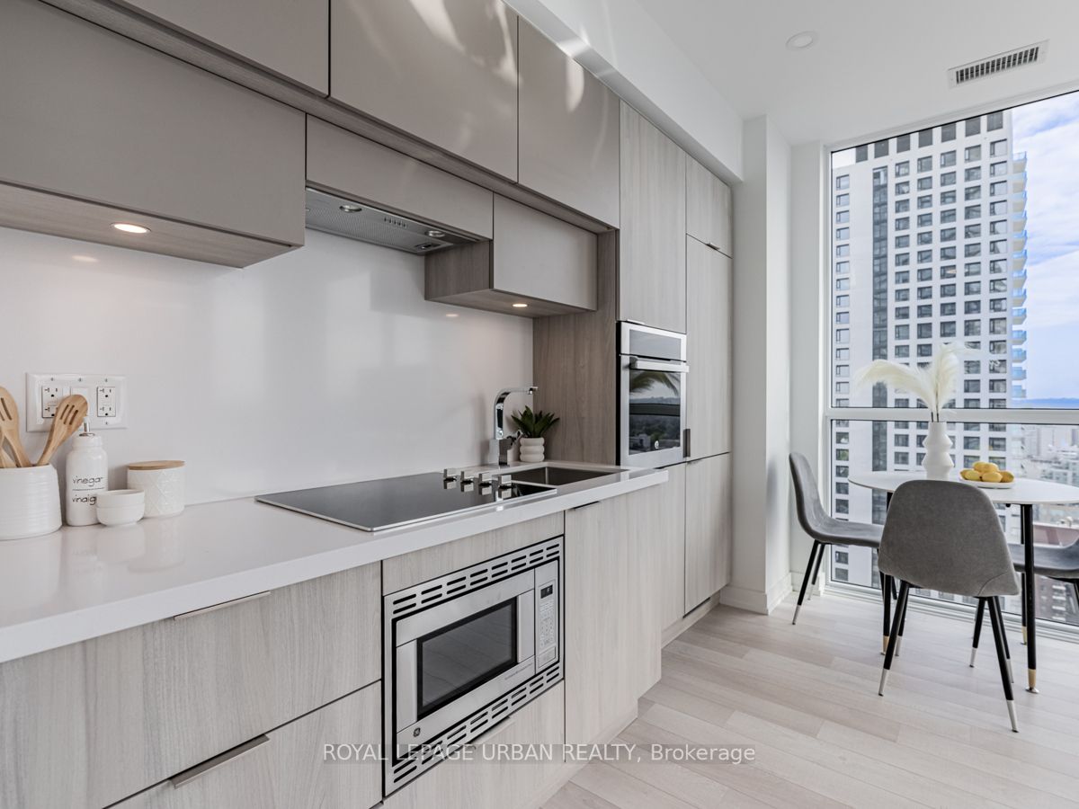 39 Roehampton Ave, #2303