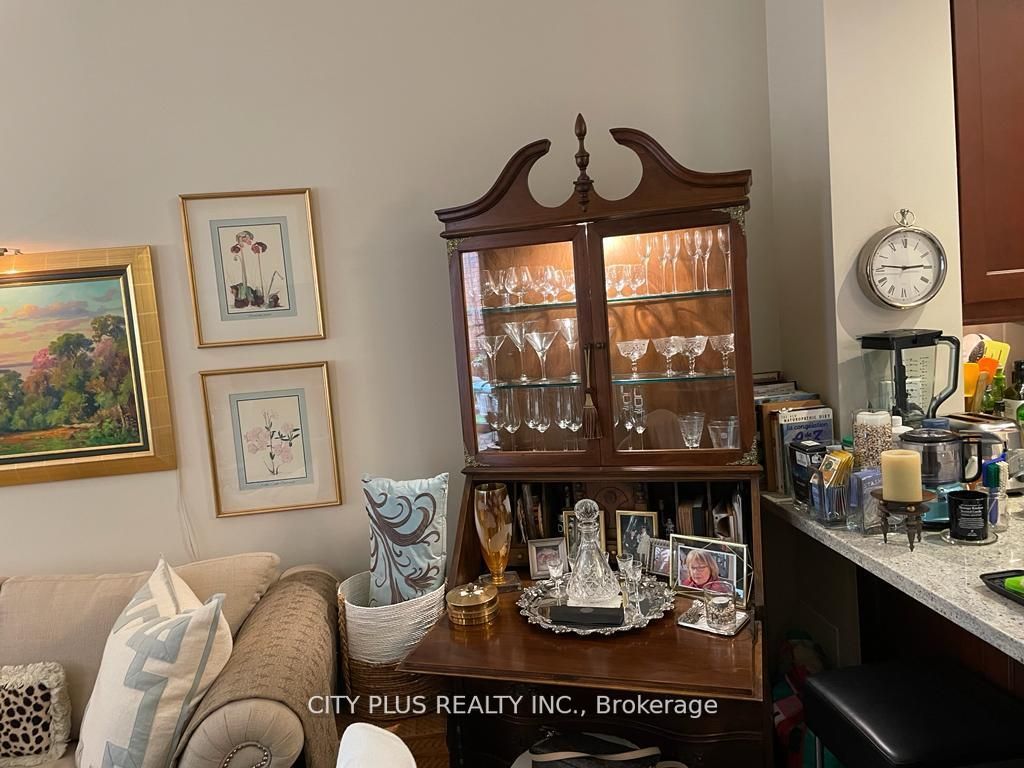 20 Burkebrook Pl, #221