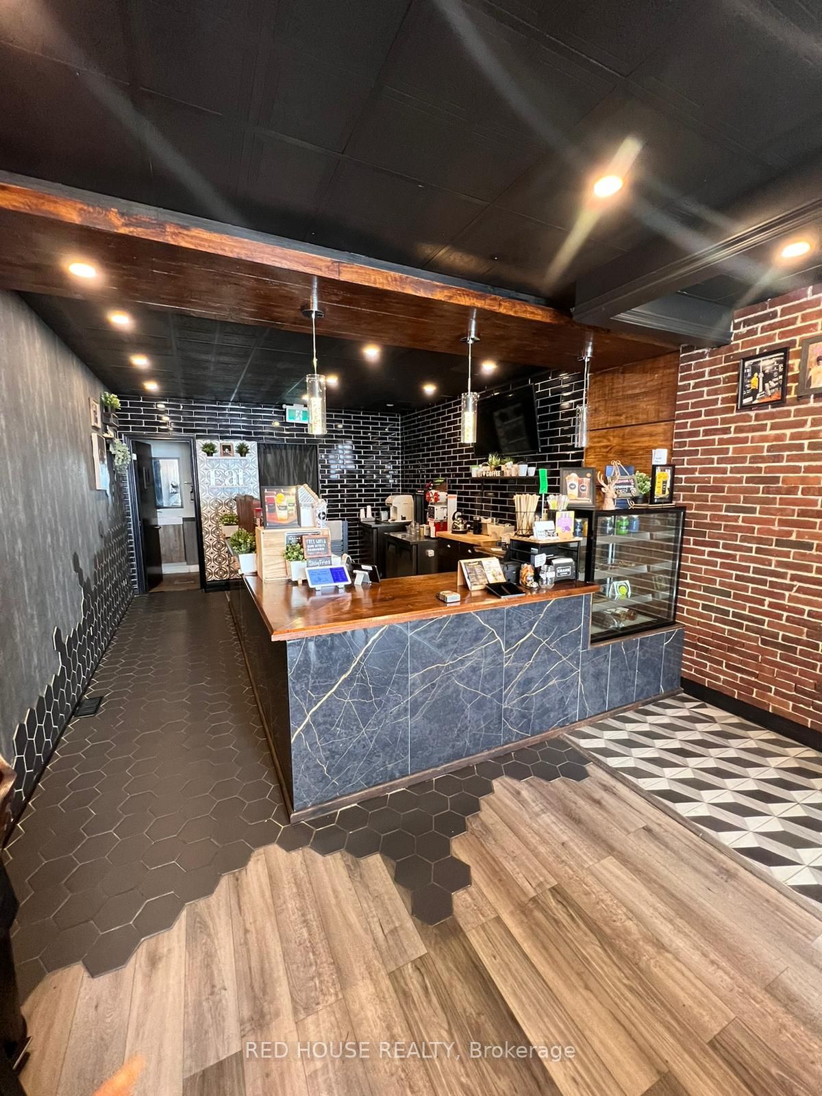 846 Sheppard Ave W