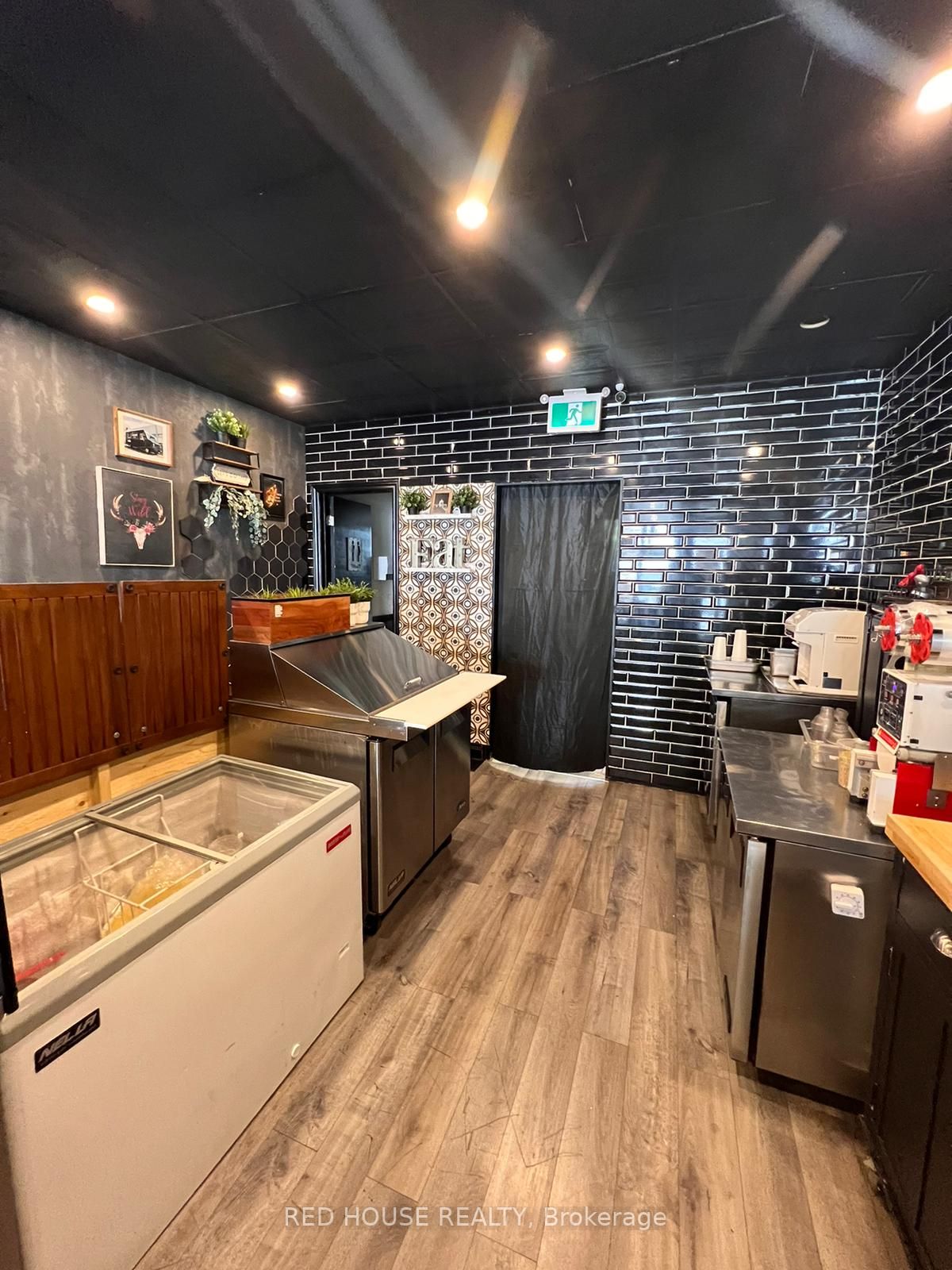 846 Sheppard Ave W