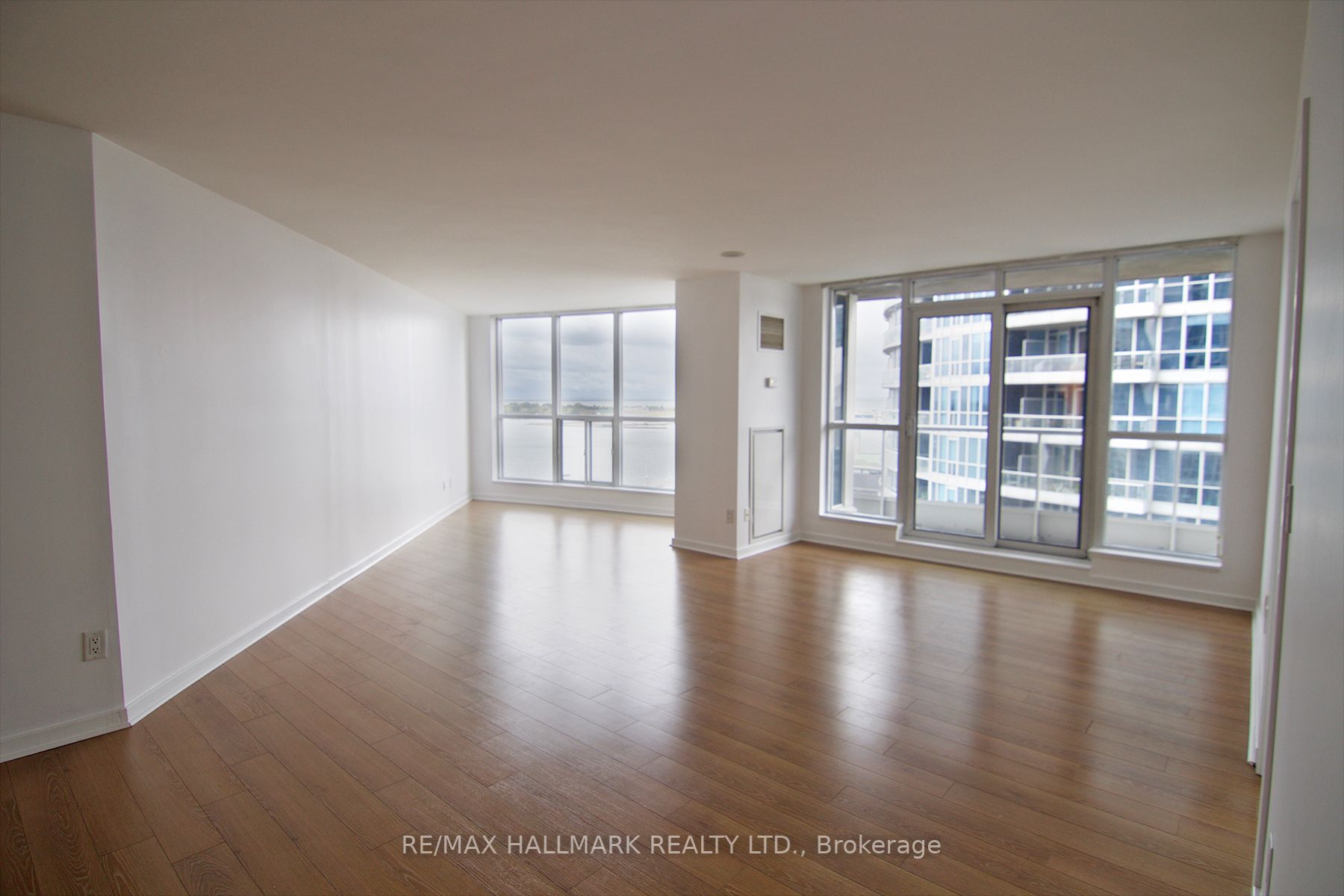 208 Queens Quay W, #1712