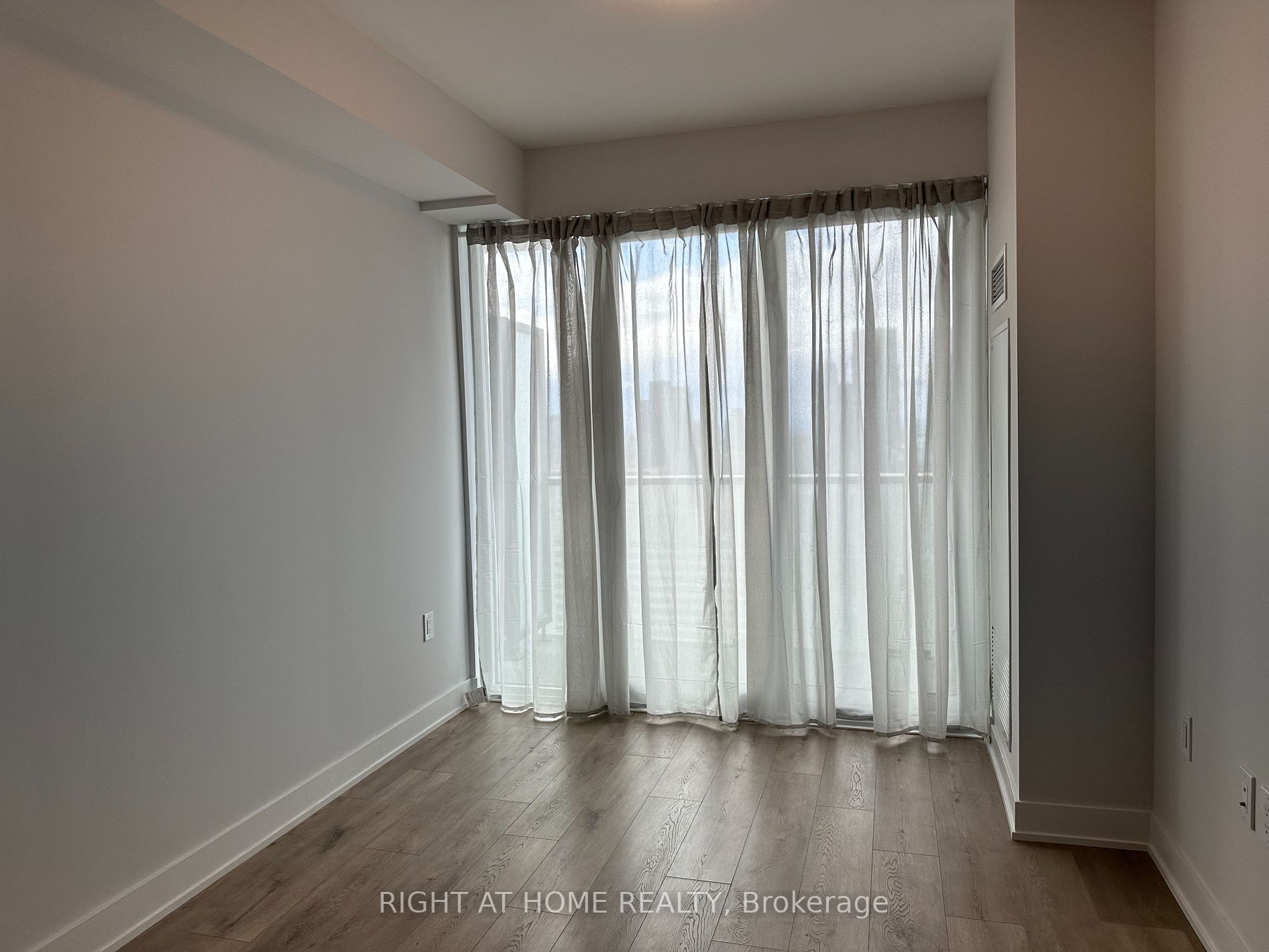 575 Bloor St E, #3110