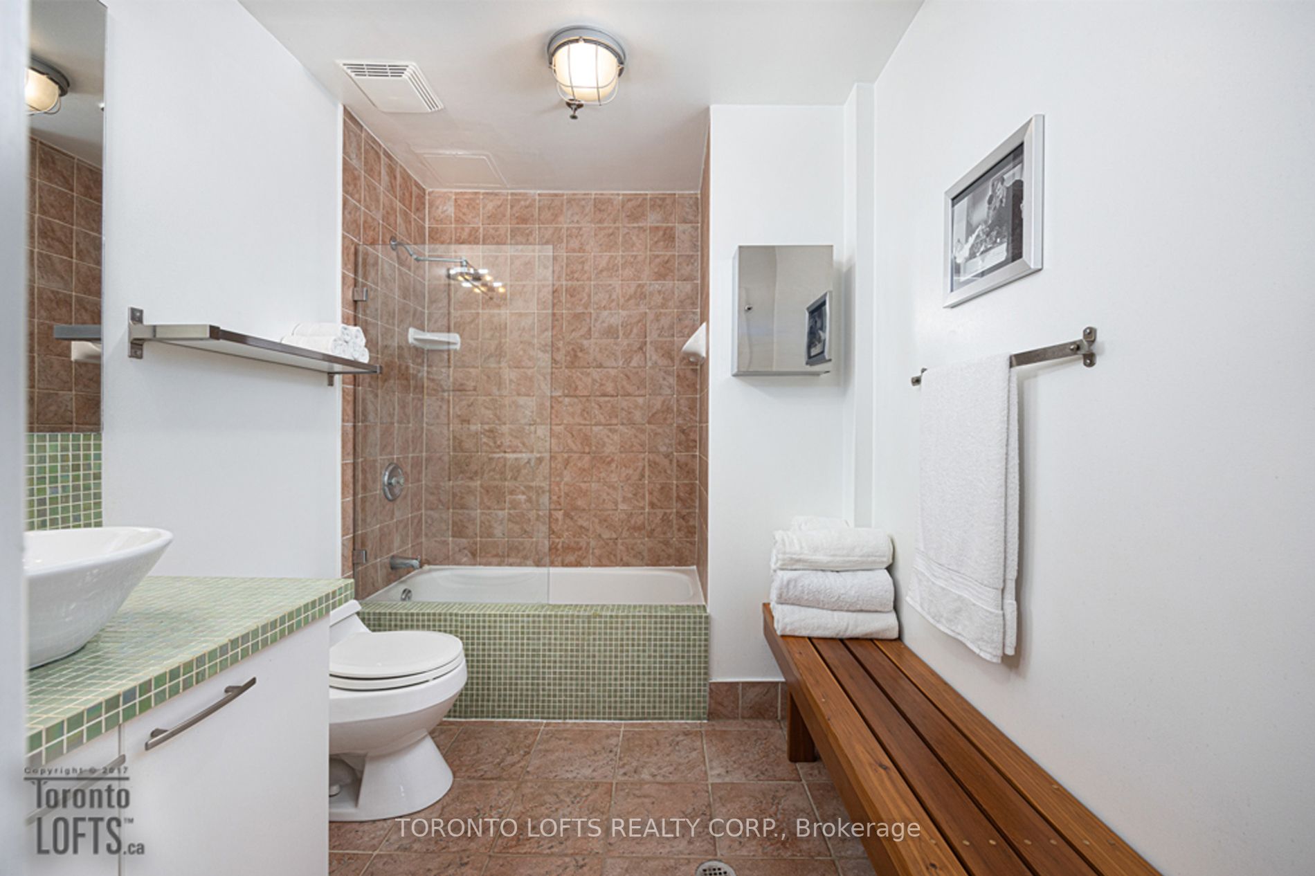 426 Queen St E, #A01