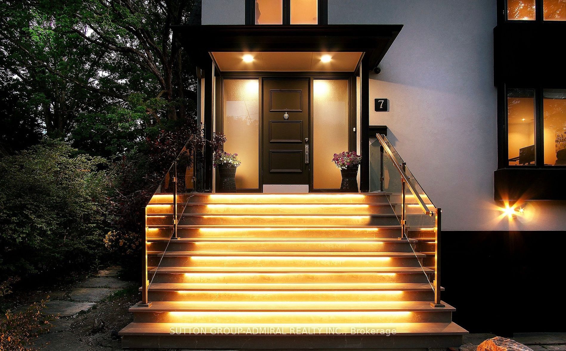 7 Douglas Cres