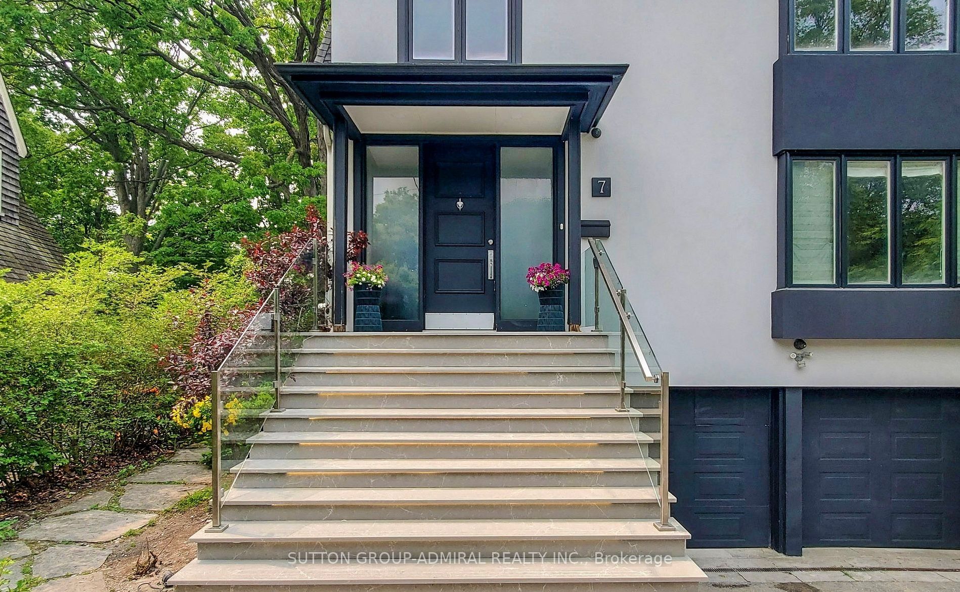 7 Douglas Cres