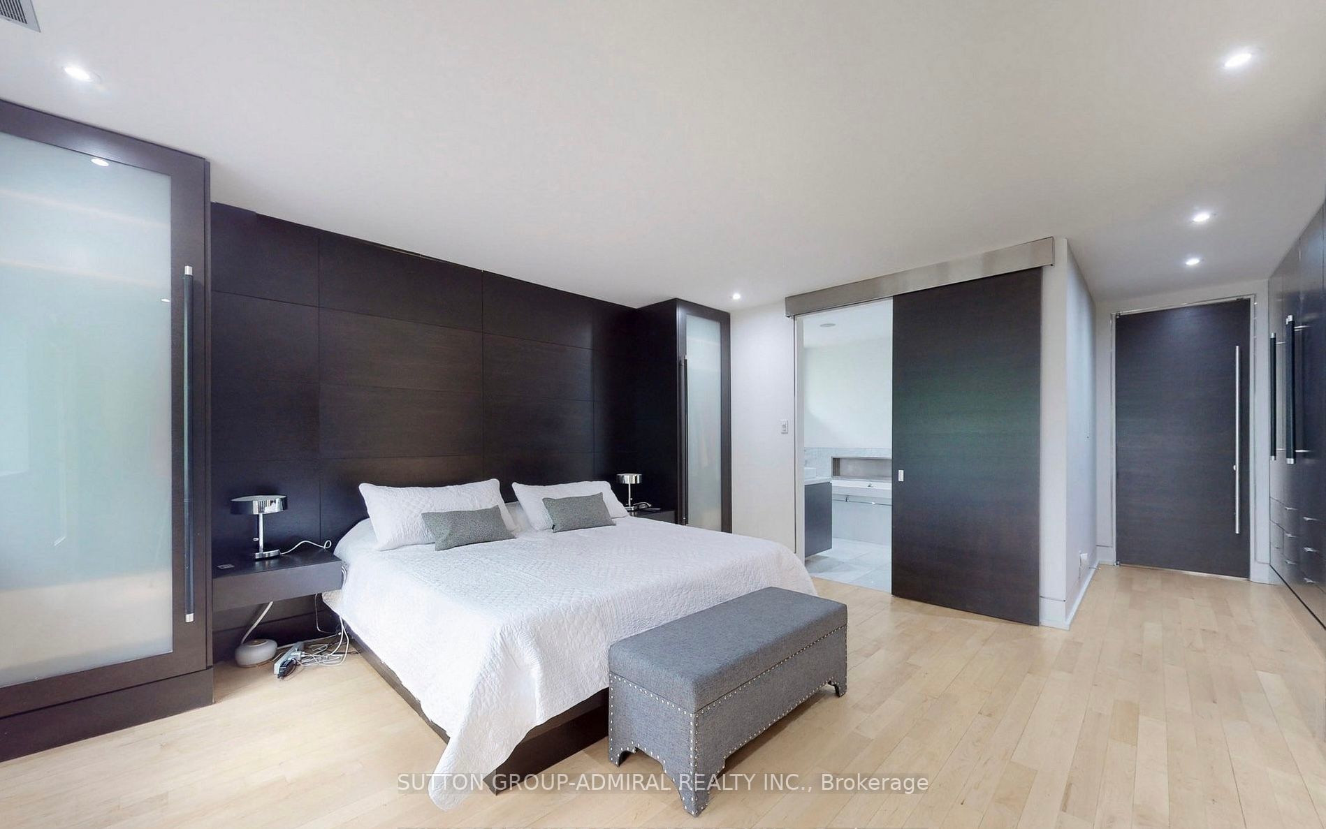 7 Douglas Cres