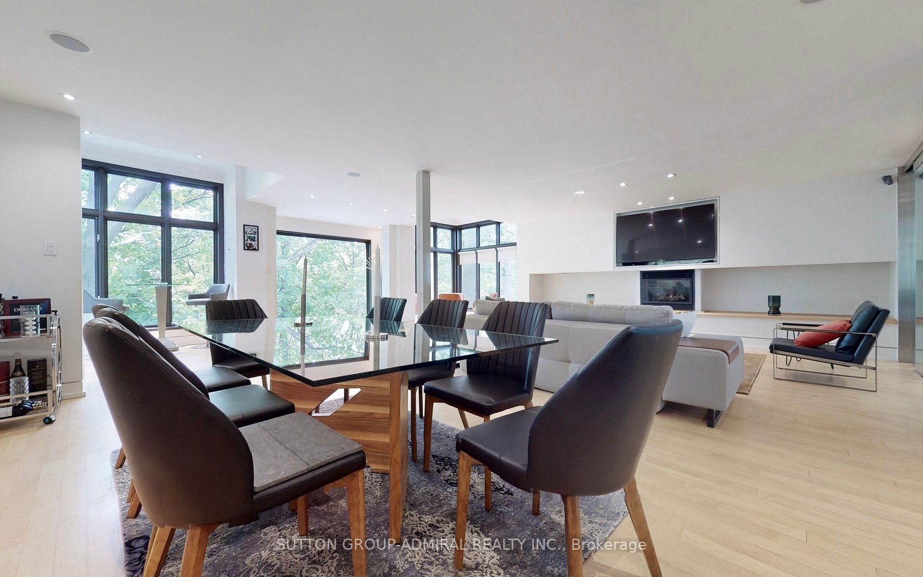 7 Douglas Cres