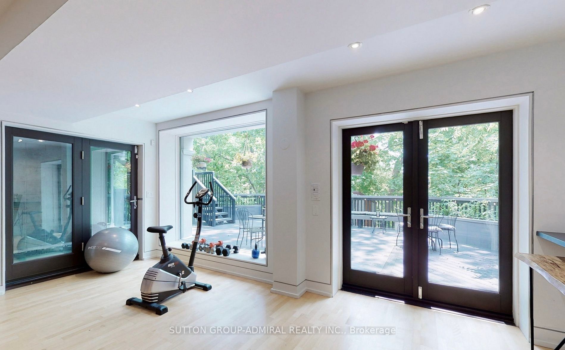 7 Douglas Cres