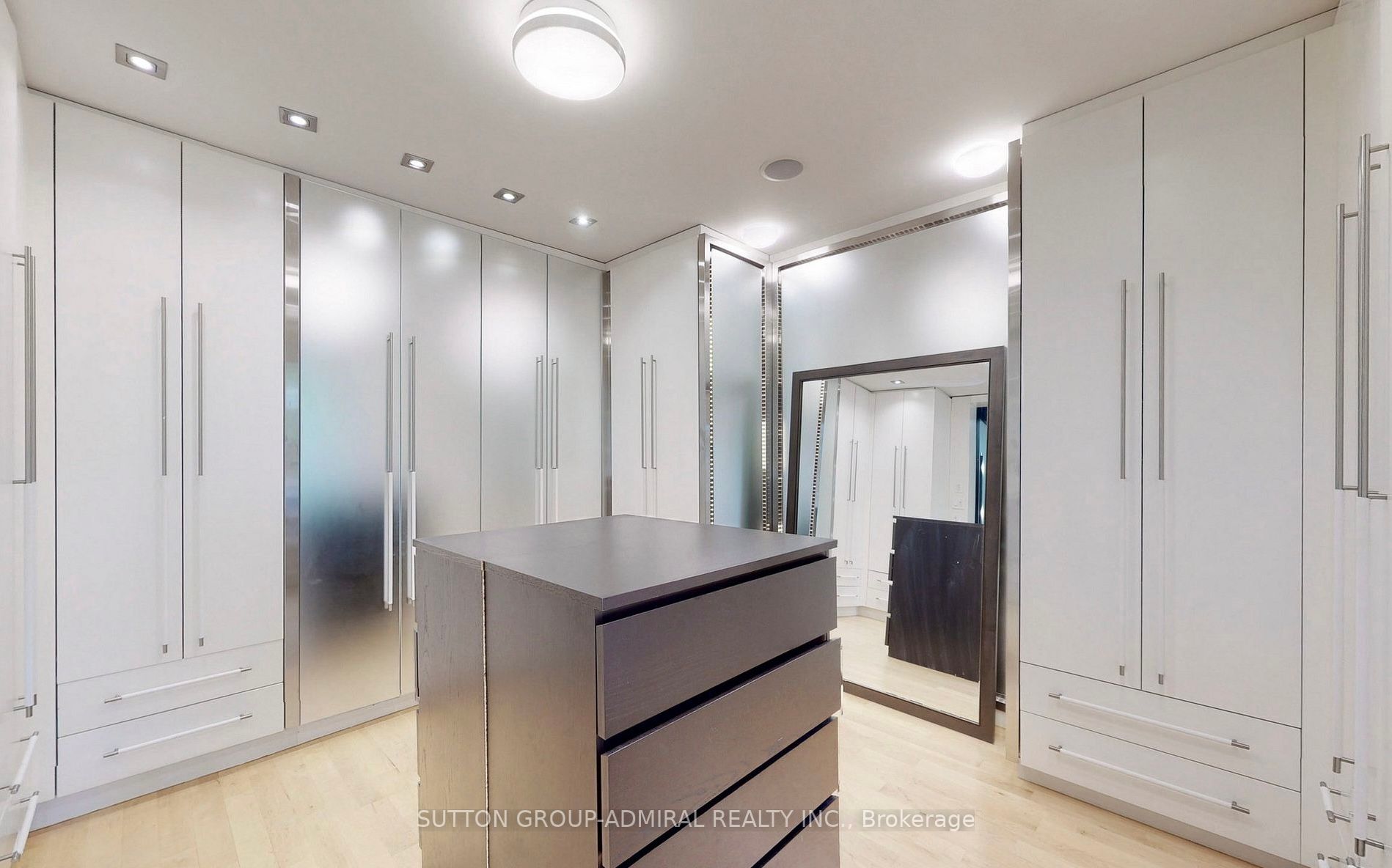 7 Douglas Cres