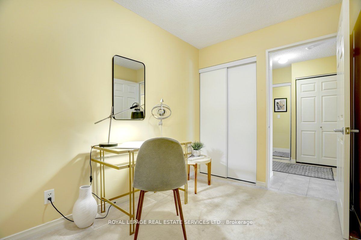 245 Davisville Ave, #407
