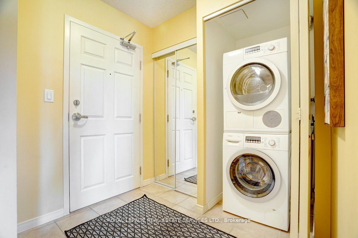 245 Davisville Ave, #407